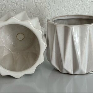 2 small ceramic pots